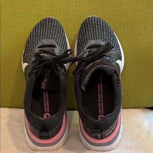 Nike Women's Black and Pink Sneakers